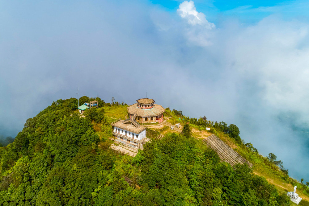 Experience the best of this natural wonderland in one day with a thoughtfully designed itinerary that combines trekking, sightseeing, and relaxation